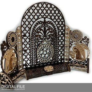 Puede incluir: Una pantalla decorativa de madera con intrincados recortes y un acabado marr&oacute;n. La pantalla presenta un arco central con un dise&ntilde;o floral y dos paneles laterales con figuras de &aacute;ngeles.