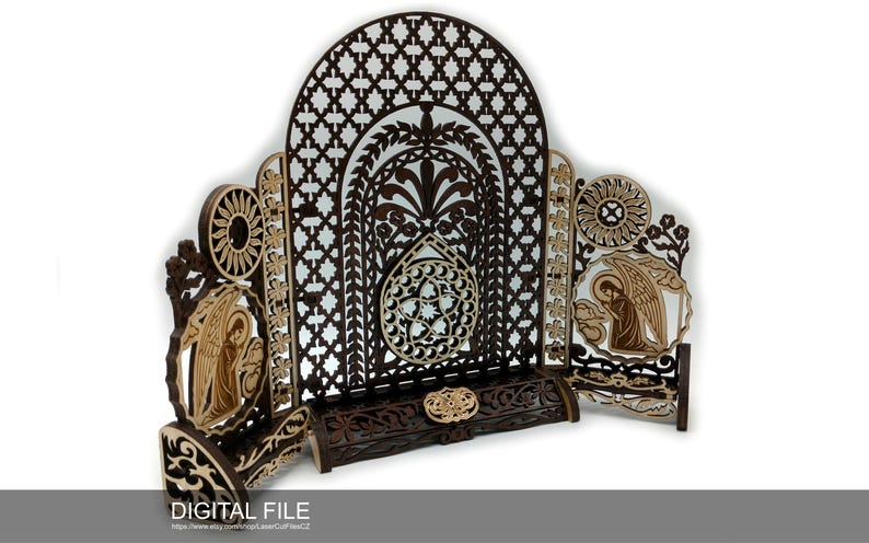 Puede incluir: Una pantalla decorativa de madera con intrincados recortes y un acabado marr&oacute;n. La pantalla presenta un arco central con un dise&ntilde;o floral y dos paneles laterales con figuras de &aacute;ngeles.