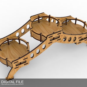 Puede incluir: Un soporte de madera con tres estantes circulares, diseñado para exhibir objetos pequeños. El soporte tiene una forma curva única y está hecho de madera marrón claro con detalles marrones oscuros.