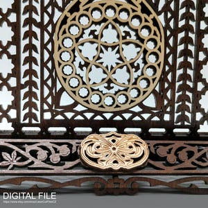 Puede incluir: Un soporte decorativo de madera con intrincados dise&ntilde;os cortados con l&aacute;ser. El soporte presenta un dise&ntilde;o circular con un patr&oacute;n en forma de estrella en el centro, rodeado por un anillo de c&iacute;rculos m&aacute;s peque&ntilde;os. El soporte tambi&eacute;n tiene un dise&ntilde;o de mariposa decorativo en la parte inferior.