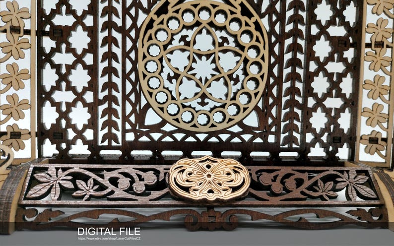 Puede incluir: Un soporte decorativo de madera con intrincados dise&ntilde;os cortados con l&aacute;ser. El soporte presenta un dise&ntilde;o circular con un patr&oacute;n en forma de estrella en el centro, rodeado por un anillo de c&iacute;rculos m&aacute;s peque&ntilde;os. El soporte tambi&eacute;n tiene un dise&ntilde;o de mariposa decorativo en la parte inferior.