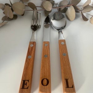 Holzbesteck personalisiert Laser Gravur Holz Besteckset Gabel Löffel Messer Wunschgravur Buchstabe Geschenk Geschenkset Hochzeit Weihnachten Bild 1