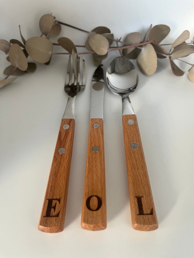 Holzbesteck personalisiert Laser Gravur Holz Besteckset Gabel Löffel Messer Wunschgravur Buchstabe Geschenk Geschenkset Hochzeit Weihnachten Bild 1