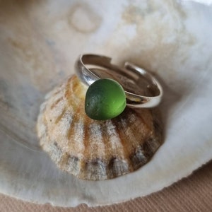 Vibrant green seaglass expandable ring