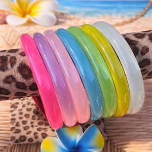 Puede incluir: Una taza de cerámica blanca con un asa negra y el texto "But First, Coffee" en negro, con una fuente de estilo manuscrito. La taza está sobre una superficie blanca.