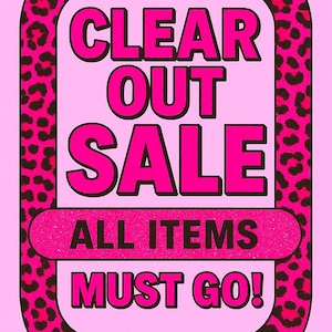 以下が含まれることがあります： ピンクと黒のヒョウ柄のフレームサイン。大きなピンク色の文字で「CLEAR OUT SALE」と書かれています。その下にピンク色のバナーで「ALL ITEMS」、その下にピンク色で「MUST GO！」と書かれています。