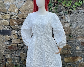 Jolie robe blanche à fleurs pour fête, dîner, mariage