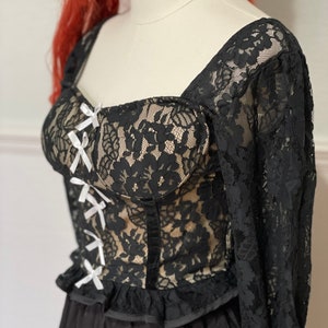 Dentelle noire / dentelle blanche Manches longues Cottagecore Corset avec nœuds papillon
