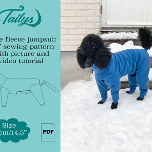 以下が含まれることがあります： 黒いプードルが着ている、青いフリースのジャンプスーツ。ジャンプスーツは白い雪景色を背景に写っている。画像には、ジャンプスーツの縫製パターンも含まれており、"Esme fleece jumpsuit PDF sewing pattern with picture and video tutorial"と"Size 37cm/14,5" PDF"というテキストが書かれている。