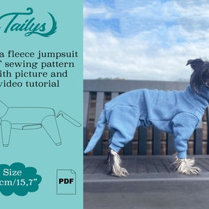 Puede incluir: Un patrón de costura para un mono de forro polar azul para perro, con un dibujo de línea del patrón y una foto de un perro con el mono puesto. El patrón es para una talla de 40 centímetros o 15,7 pulgadas.
