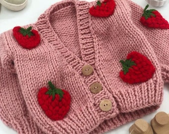 Cardigan en tricot rose pour bébé et enfants - Motif fraise - Cardigan en laine pour enfants - Cadeau d'anniversaire