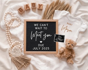 Op de afbeelding: Een witte baby romper met de tekst "Baby Mason" in bruin handschrift. Een zwart letterbord met de tekst "We can't wait to meet you. Due July 2025". Een houten blok met het woord "Baby" erop. Een teddybeer en een klein echografiebeeld.
