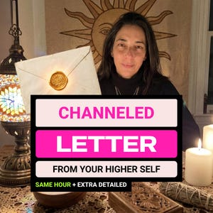 Op de afbeelding: Een witte envelop verzegeld met een gouden waszegel. De tekst luidt: CHANNELED LETTER FROM YOUR HIGHER SELF. SAME HOUR + EXTRA DETAILED. De envelop wordt vastgehouden door een persoon in een zwarte trui, met een mozaïeklamp en een witte kaars.