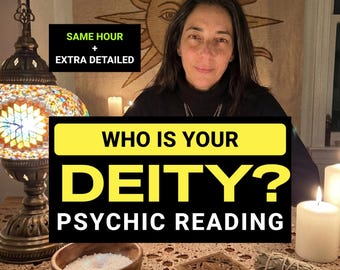 以下が含まれることがあります： 黒いタートルネックを着たダークヘアの人物。テーブルにはモザイクランプ、塩の入った木製ボウル、彫刻された木箱、セージの束、白いキャンドルがある。テキスト：SAME HOUR + EXTRA DETAILED WHO IS YOUR DEITY? PSYCHIC READING。
