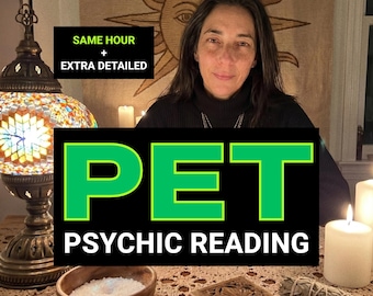 Pode incluir: Uma pessoa com camisola de gola alta preta e um tapete de sol ao fundo. O texto diz: SAME HOUR + EXTRA DETAILED, PET PSYCHIC READING. Estão visíveis um candeeiro de mosaico, uma taça de madeira com sal branco, uma vela e uma caixa de madeira.