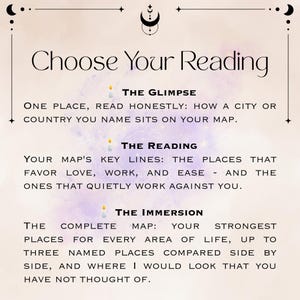 Pode incluir: Um cart&atilde;o informativo bege com texto preto intitulado Choose Your Reading. Lista tr&ecirc;s op&ccedil;&otilde;es: The Glimpse, The Reading e The Immersion, cada uma precedida por um &iacute;cone de vela, detalhando servi&ccedil;os de leitura baseados em mapas.