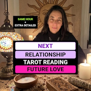 Op de afbeelding: Een advertentie voor een tarot-leesservice met de tekst SAME HOUR + EXTRA DETAILED, NEXT RELATIONSHIP TAROT READING en FUTURE LOVE. De afbeelding bevat een mozaïeklamp, een houten kom met zout, een uitgesneden doosje en een witte kaars.