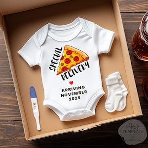 Könnte beinhalten: Ein weißer Strampler mit einem Pizzastück-Motiv und dem Text "Special Delivery" und "Arriving November 2025". Ein Schwangerschaftstest und ein Paar weiße Babysocken sind ebenfalls im Bild.