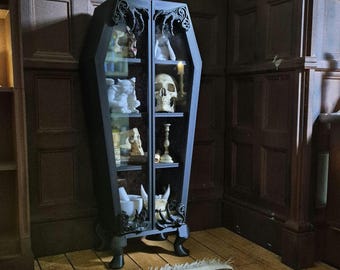 Miniaturowa szafka-trumna w skali 1/6 do domku dla lalek