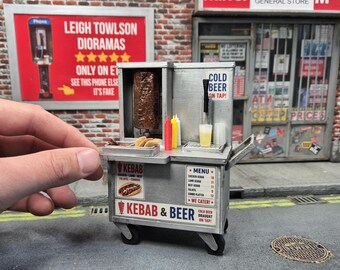 Miniatura di carretto per kebab e birra per diorama di casa delle bambole.