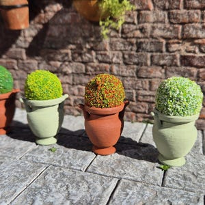 Topiary urn planter for dollshouse in 1/12 scale