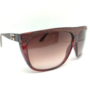 Retro Brown Leather-Style Sunglasses: Vintage Eyewear with Yellow Case
