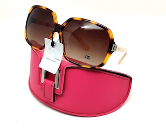 Gafas de sol cuadradas extragrandes: gafas de diseño con montura marrón y estuche rosa.