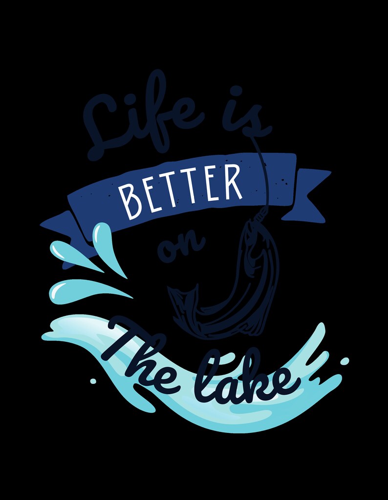 Pode incluir: Gr&aacute;fico azul e branco com o texto "Life is better on the lake" com uma fita azul e um peixe saltando para fora da &aacute;gua.