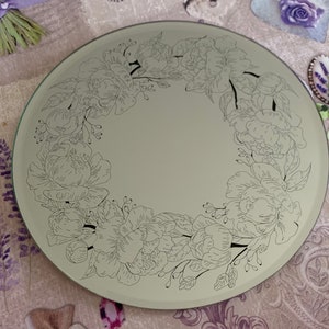 Floral, round mirror design (25 cm diameter).