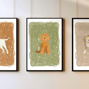 Könnte beinhalten: Drei gerahmte Kunstdrucke mit Hunden. Jeder Druck zeigt eine andere Hunderasse: einen weißen Labrador, einen Goldendoodle und einen Beagle. Die Hintergründe sind mit braunen, grünen und beigefarbenen gekritzelten Linien strukturiert. Die Rahmen sind schwarz.