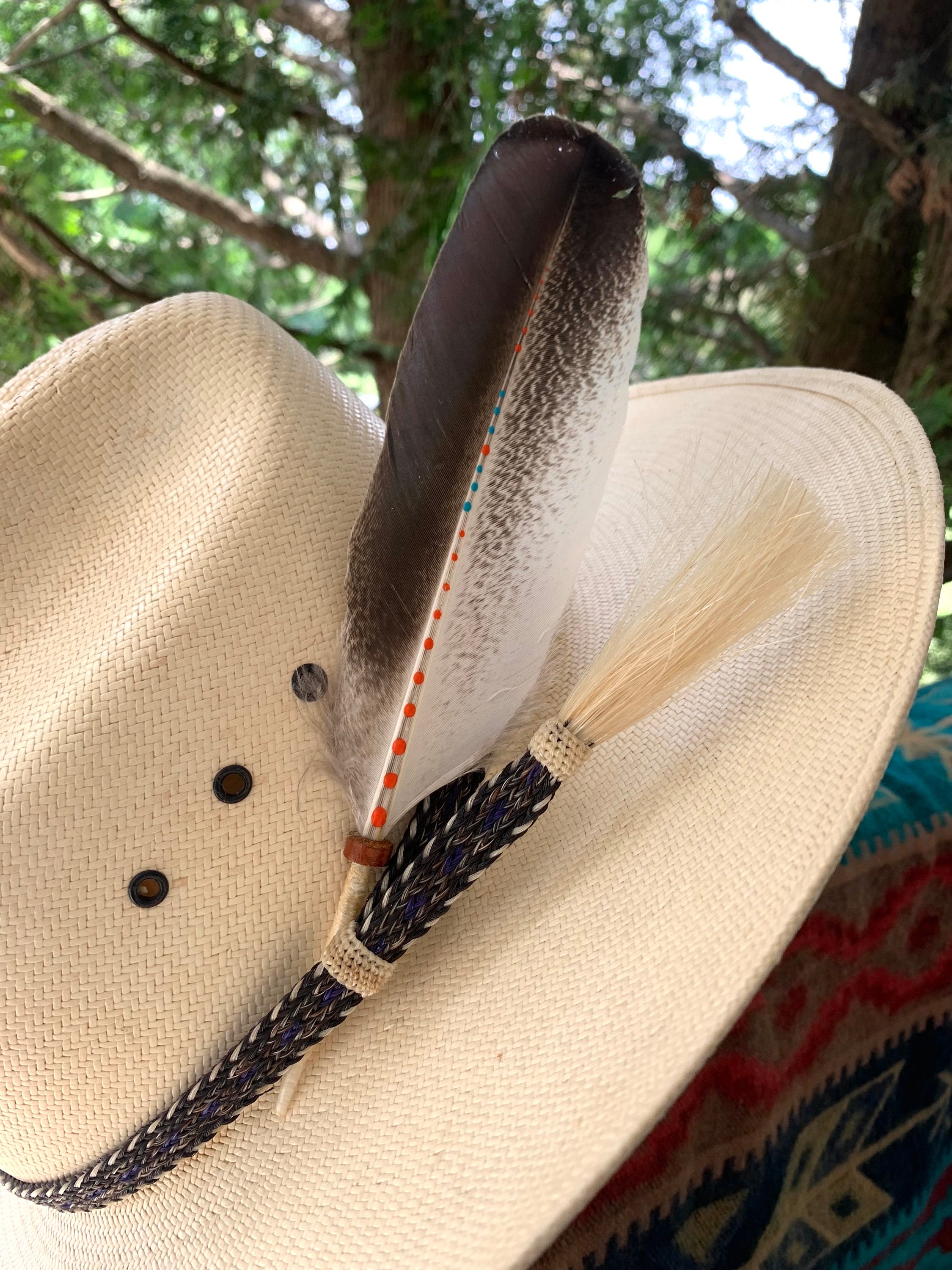 Feather retailer holder for cowboy hat