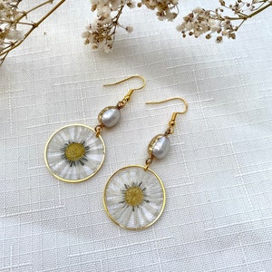 Dangling earrings - flowers - stainless steel - resin - daisies