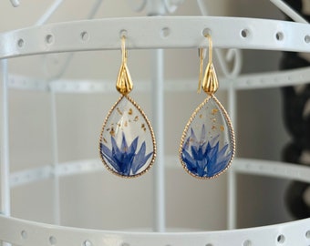 Boucles d’oreilles pendantes Bleuet - résine et fleurs séchées - pétales de Bleuets - création artisanale - bijoux unique - cadeau - mariage