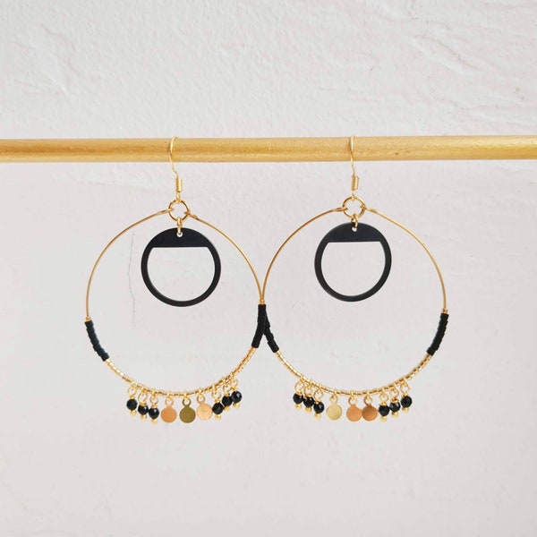 Boucles d'oreilles grande créole doré, estampe ronde et petite perle noire Bijoux ENORA