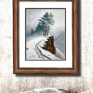K&ouml;nnte beinhalten: Ein gerahmtes Aquarellgem&auml;lde zeigt eine schneebedeckte Klippe mit immergr&uuml;nen B&auml;umen. Das Kunstwerk ist in einem braunen Holzrahmen gefasst und schafft eine ruhige Landschaftsszene. Das Gem&auml;lde f&auml;ngt eine winterliche, nat&uuml;rliche Umgebung ein.