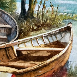 Op de afbeelding: Waterverfschilderij van twee houten boten aan de rand van een meer. De boten zijn geschilderd in bruin- en roodtinten, met zichtbare details van de houten planken. De achtergrond toont bomen, bladeren en een lichtblauwe lucht.