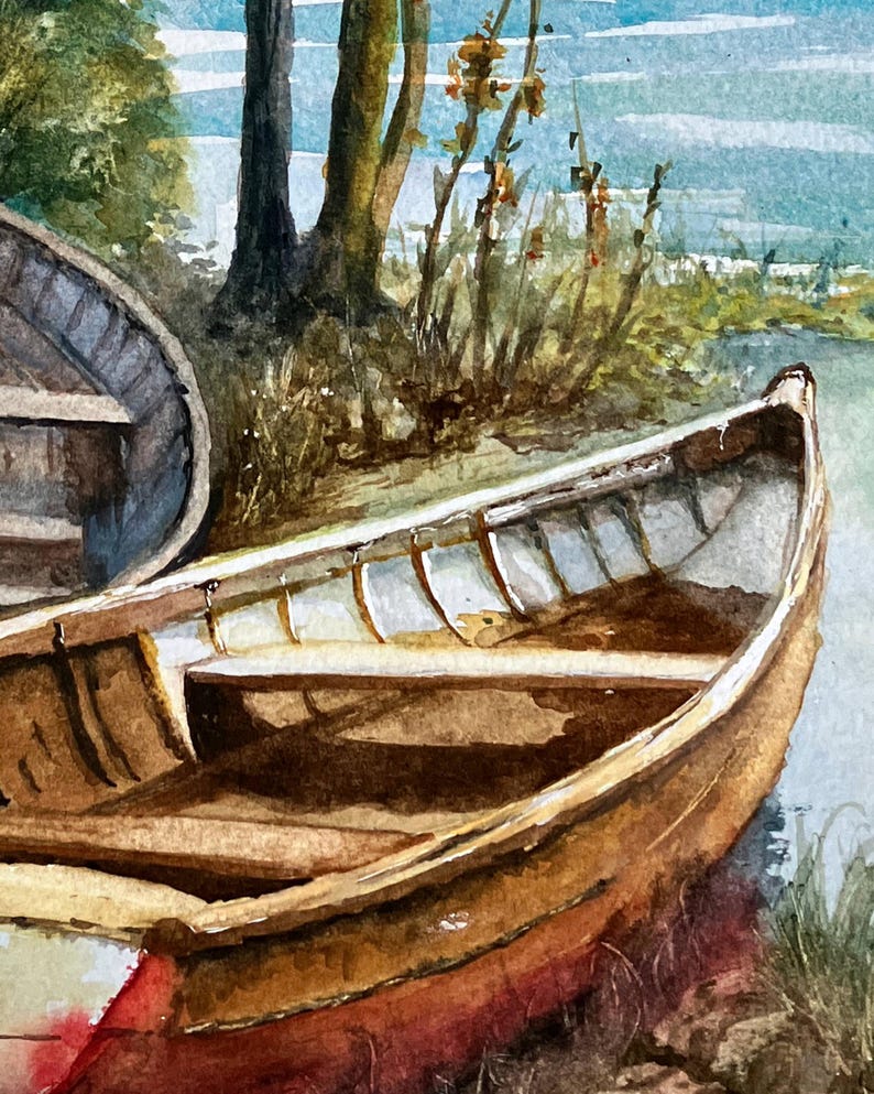 Op de afbeelding: Waterverfschilderij van twee houten boten aan de rand van een meer. De boten zijn geschilderd in bruin- en roodtinten, met zichtbare details van de houten planken. De achtergrond toont bomen, bladeren en een lichtblauwe lucht.