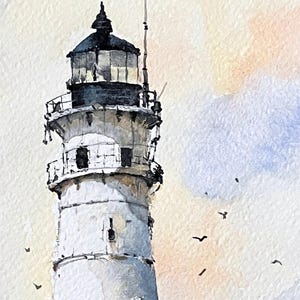 K&ouml;nnte beinhalten: Aquarellmalerei eines wei&szlig;en Leuchtturms mit schwarzem Dach und hoher Antenne. Der Leuchtturm hat mehrere Fenster und ein Gel&auml;nder um die Spitze. Der Hintergrund ist eine weiche Mischung aus Gelb, Orange und Blau, mit ein paar fliegenden V&ouml;geln.
