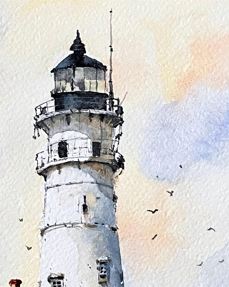 K&ouml;nnte beinhalten: Aquarellmalerei eines wei&szlig;en Leuchtturms mit schwarzem Dach und hoher Antenne. Der Leuchtturm hat mehrere Fenster und ein Gel&auml;nder um die Spitze. Der Hintergrund ist eine weiche Mischung aus Gelb, Orange und Blau, mit ein paar fliegenden V&ouml;geln.