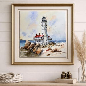 K&ouml;nnte beinhalten: Aquarellmalerei eines wei&szlig;en Leuchtturms mit rotem Dach, an einer felsigen K&uuml;ste. Das Kunstwerk ist in einem goldfarbenen Rahmen gerahmt. Die Szene umfasst einen Sandstrand, blaues Wasser und eine Person, die in der N&auml;he des Leuchtturms spaziert.