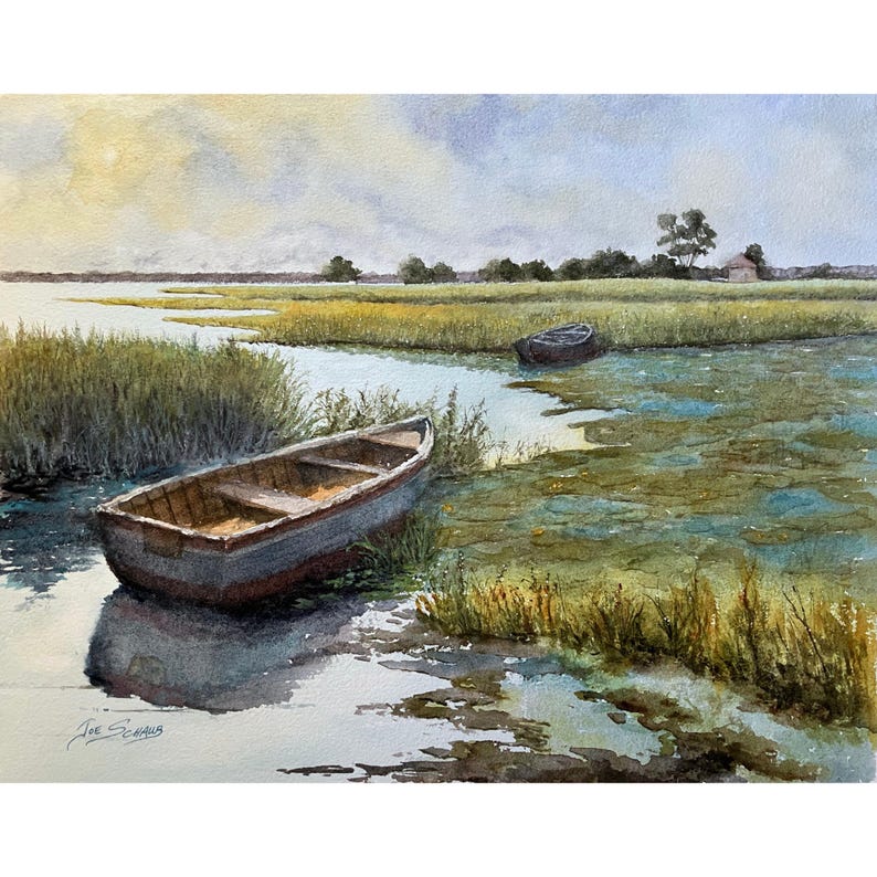 Pu&ograve; includere: Un dipinto ad acquerello che raffigura un paesaggio con due piccole barche a remi in legno che riposano in un corso d'acqua paludoso. La scena presenta alte erbe verdi, acqua calma che riflette il cielo e un orizzonte morbido e fosco sotto un cielo giallo.