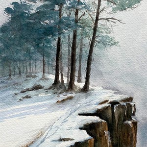 K&ouml;nnte beinhalten: Aquarellmalerei einer verschneiten Waldszene. Hohe, schlanke B&auml;ume mit blau-gr&uuml;nem Laub stehen an einer schneebedeckten Klippe. Das Gem&auml;lde f&auml;ngt das weiche Licht und die Atmosph&auml;re einer Winterlandschaft ein.