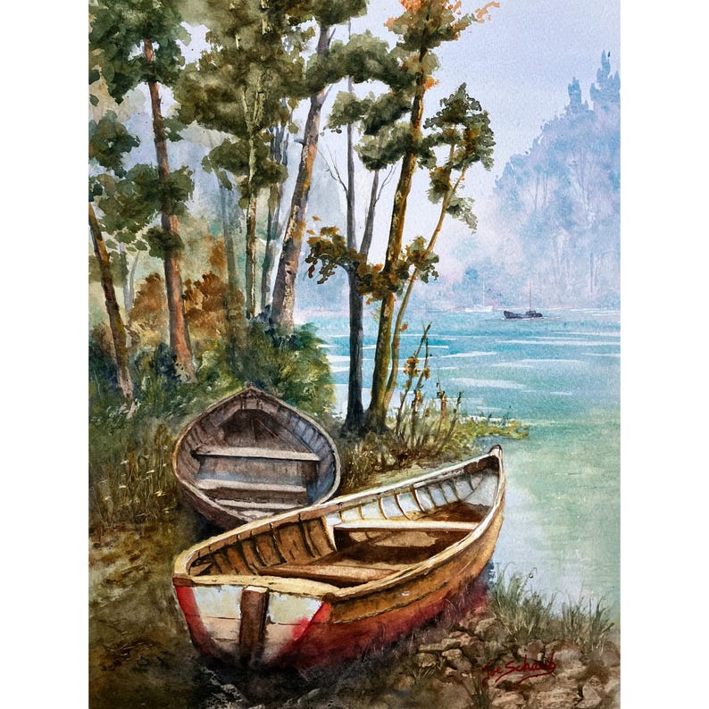 Op de afbeelding: Aquarel schilderij van twee houten roeiboten aan een oever. De boten zijn bruin en rood, met &eacute;&eacute;n gedeeltelijk ondergedompeld. Bomen staan langs de oever en een zeilboot is in de verte te zien. De lucht is zachtblauw.