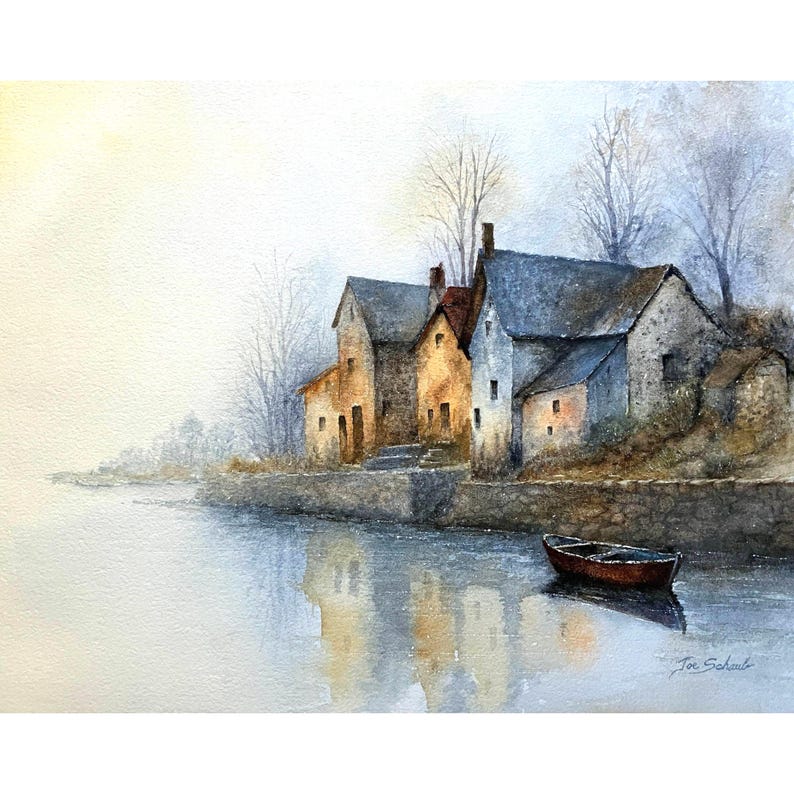 Puede incluir: Una pintura de acuarela que representa un grupo de casas de piedra a lo largo de una orilla brumosa. Un peque&ntilde;o bote de color rojo oscuro flota en el agua tranquila en primer plano. La escena presenta tonos suaves y apagados de gris, beige y azul.