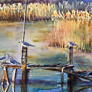 Puede incluir: Una pintura de acuarela que representa un muelle de madera desgastado que se extiende sobre aguas tranquilas. Tres p&aacute;jaros peque&ntilde;os con plumaje gris y blanco est&aacute;n posados en los postes. Juncos dorados altos crecen a lo largo de la orilla.