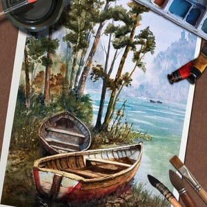 Op de afbeelding: Waterverfschilderij van een serene oeversc&egrave;ne met twee houten boten. Het kunstwerk toont een levendig kleurenpalet van blauw, groen en bruin, met bomen langs de oever. Penselen, verftubes en een palet omringen het schilderij.