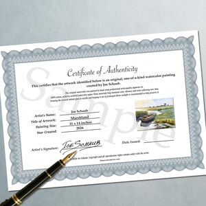 Pu&ograve; includere: Un certificato di autenticit&agrave; bianco con un bordo decorativo blu, che riporta il testo Certificate of Authenticity, l'artista Joe Schaub, il titolo Marshland, la dimensione 11 x 14 inches, l'anno 2026, un piccolo acquerello e una penna stilografica nera.