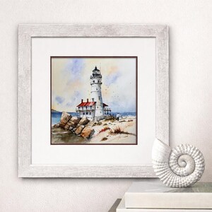 K&ouml;nnte beinhalten: Aquarellmalerei eines wei&szlig;en Leuchtturms mit rotem Dach, an einer felsigen K&uuml;ste gelegen. Das Kunstwerk ist in einem wei&szlig;en Holzrahmen gerahmt. Der Himmel zeigt eine Mischung aus blauen und gelben Farbt&ouml;nen, das Meer ist im Hintergrund zu sehen.