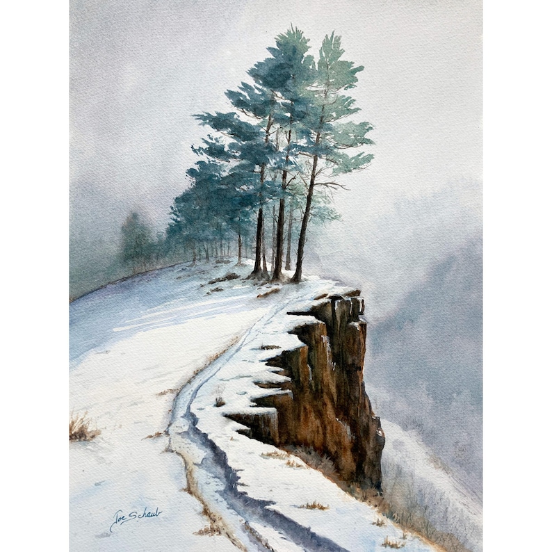 K&ouml;nnte beinhalten: Aquarellmalerei einer verschneiten Landschaft mit immergr&uuml;nen B&auml;umen auf einer Klippe. Ein Pfad schl&auml;ngelt sich durch den Schnee. Das Kunstwerk ist unten links mit "Joe Scheul" signiert.
