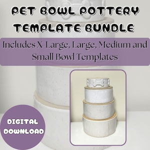 Op de afbeelding: Een stapel witte keramische voerbakken voor huisdieren met een botvormig ontwerp op de bovenste bak. De afbeelding bevat de tekst "PET BOWL POTTERY TEMPLATE BUNDLE" en "Includes X-Large, Large, Medium and Small Bowl Templates."